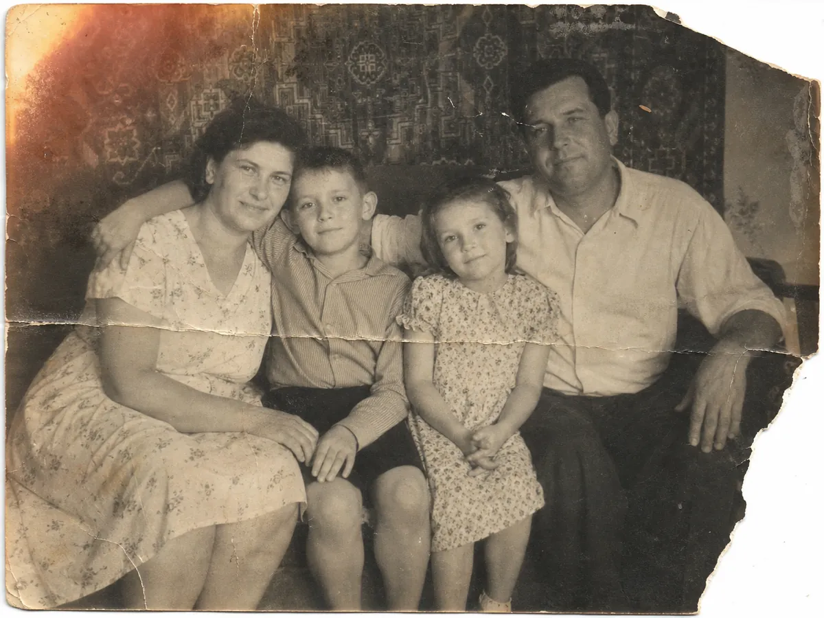 Повреждённое семейное фото — до